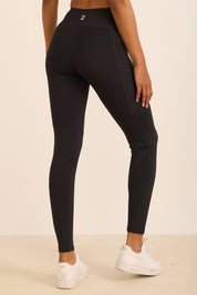 טייץ סקיני ארוך בשילוב חיתוכי לייזר, כיסים צדדים (מרשת) ושרוך פנימי בגוון שחור