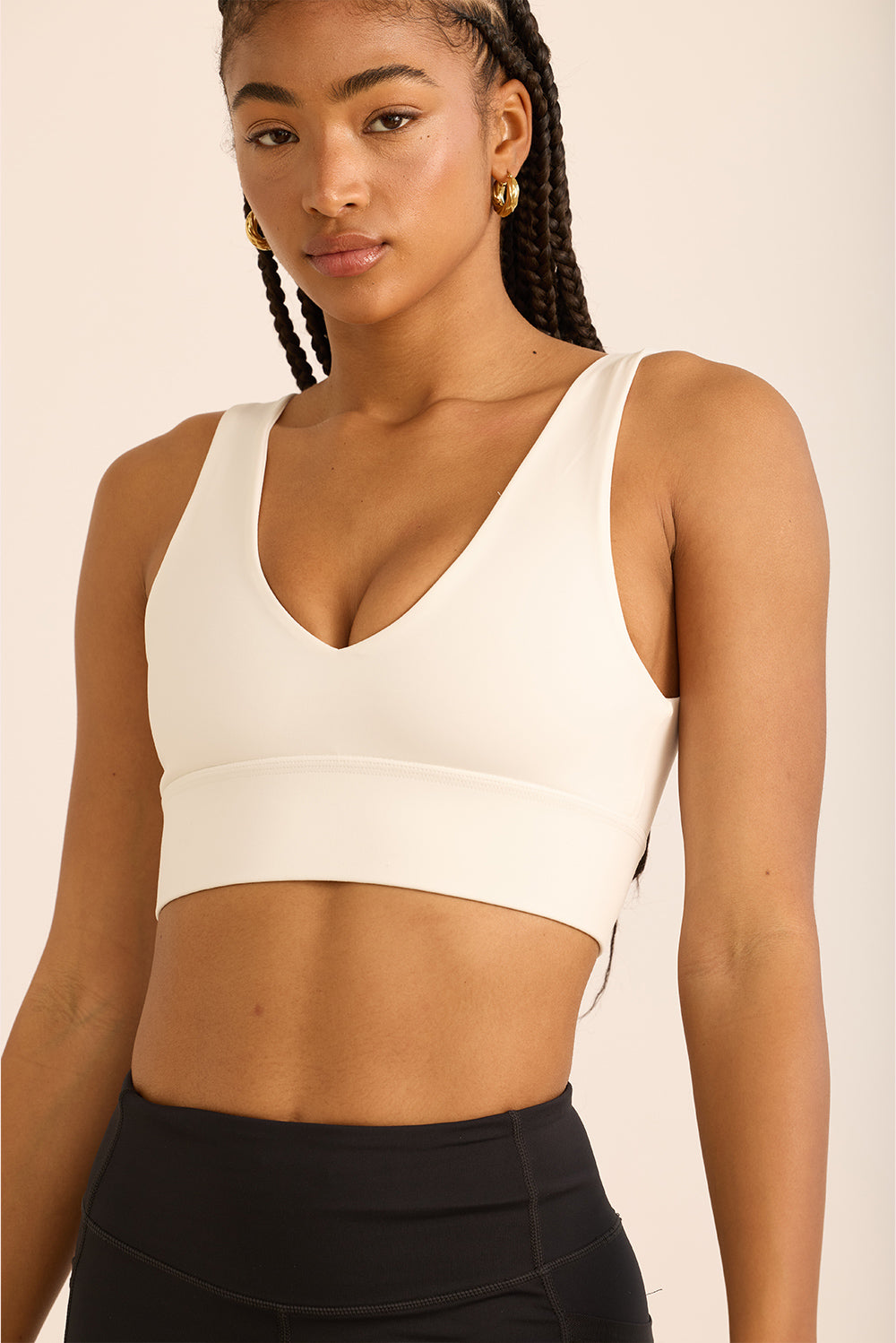טופ ספורט עם כתפיות עבות, , גומי עבה לתמיכה, בגוון לבן.