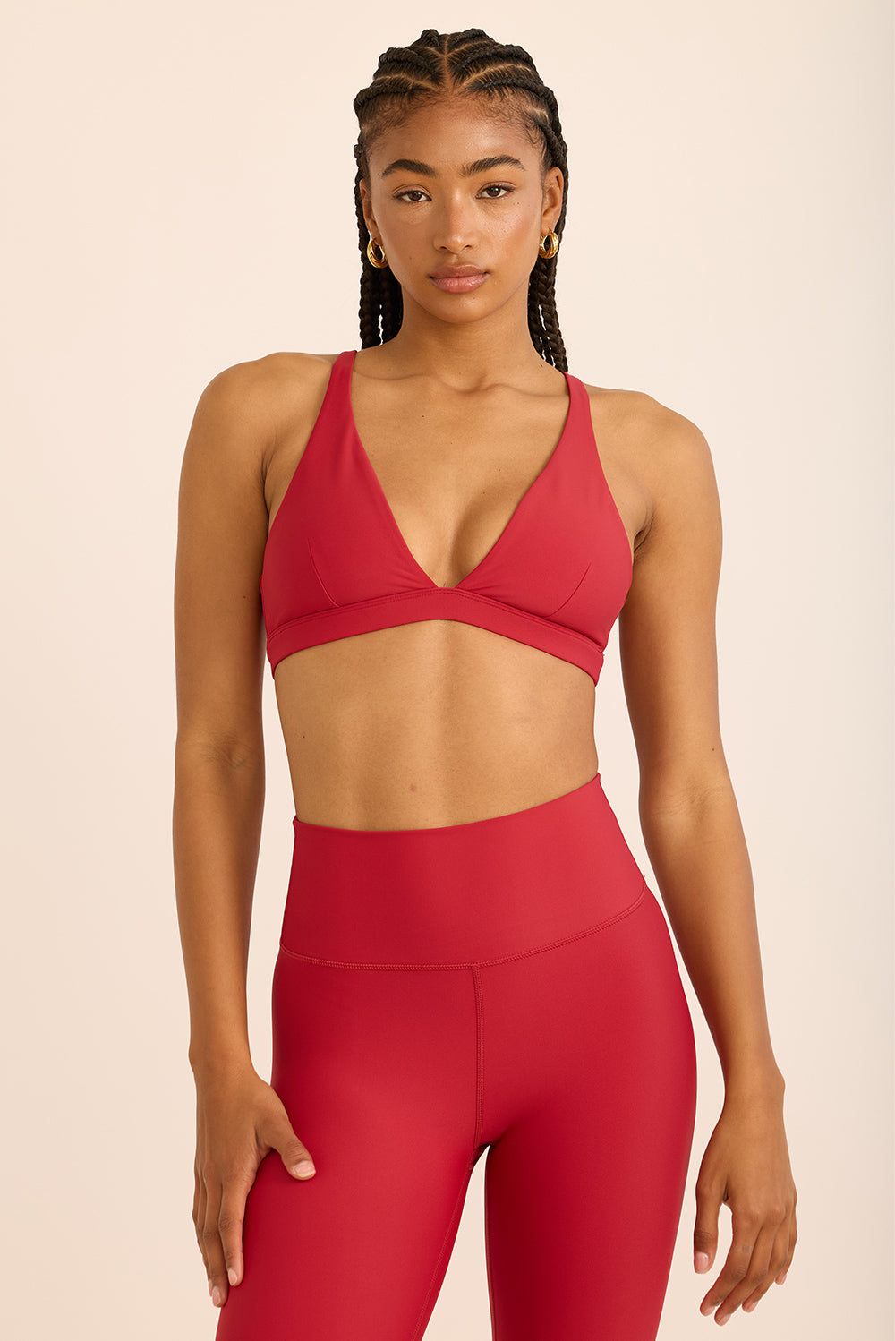 טופ בגזרת וי - גזרה פחות מכסה ולכן פחות מתאימה לבעלות חזה גדול, בשילוב ריפוד נשלף, לוגו z בצד הפריט, טופ מקולקציית core 2.0 בגוון דובדבן.