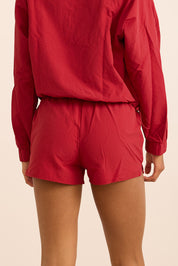 שורט מבד ניילון בשילוב טייץ פנימי קצר, שרוכי קשירה וכיסים צדדים בגוון דובדבן