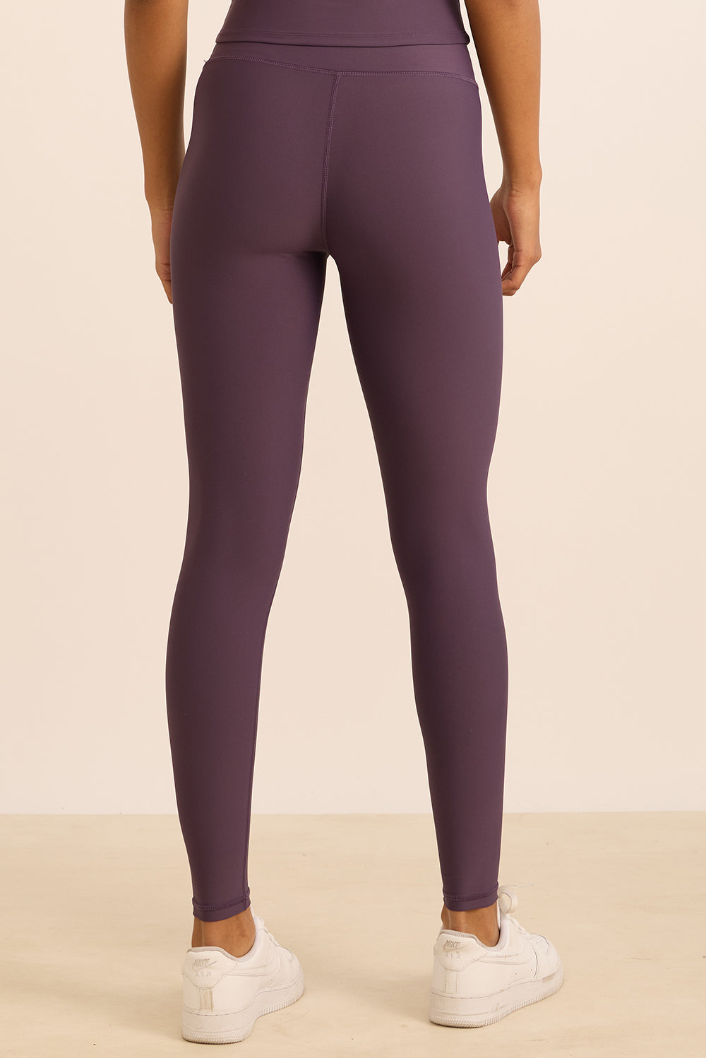 טייץ מבד 4 כיוונים בגזרה גבוהה מסדרת CORE 2.0 , בגוון סגול.