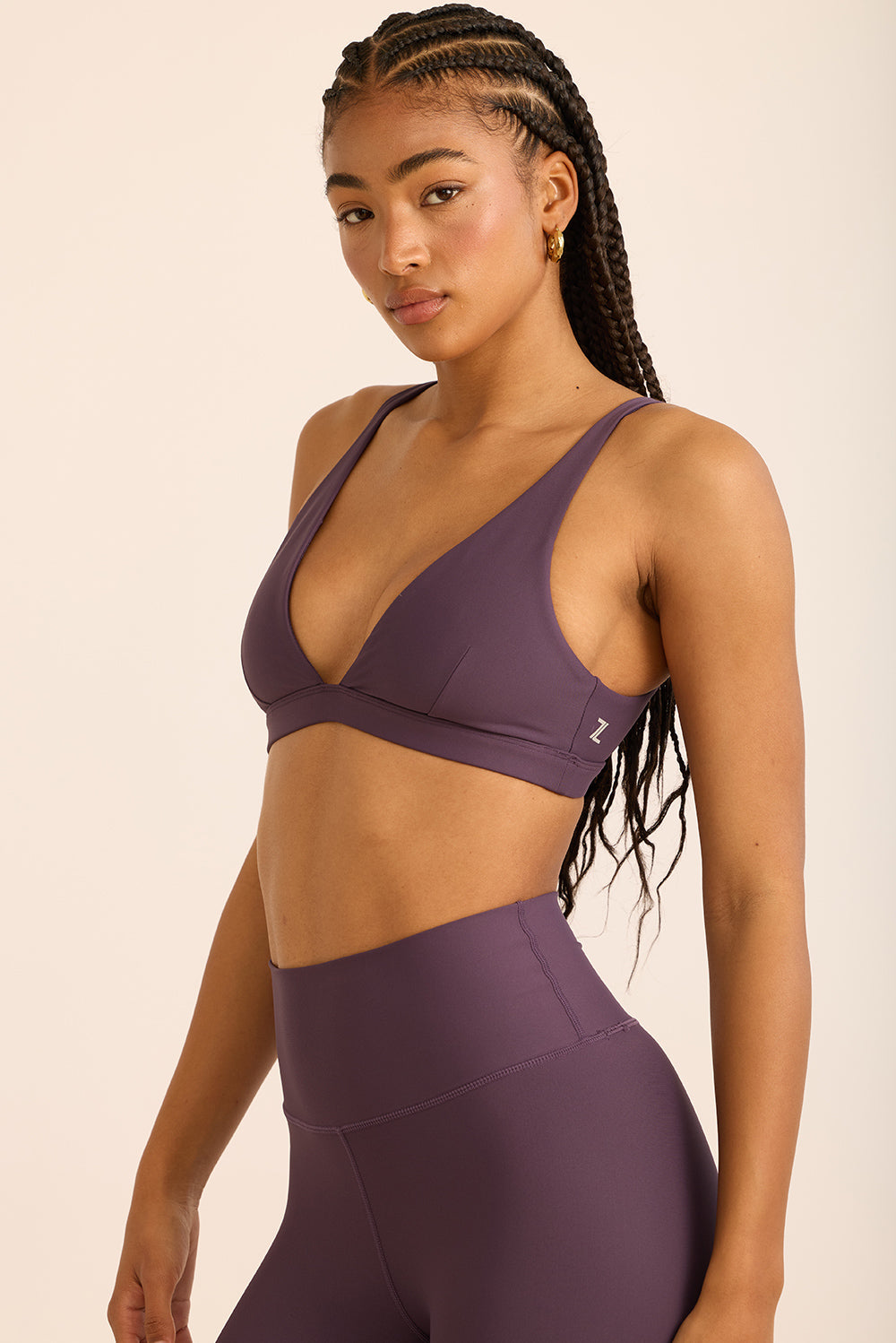 טופ בגזרת וי - גזרה פחות מכסה ולכן פחות מתאימה לבעלות חזה גדול, בשילוב ריפוד נשלף, לוגו z בצד הפריט, טופ מקולקציית core 2.0 בגוון סגול.