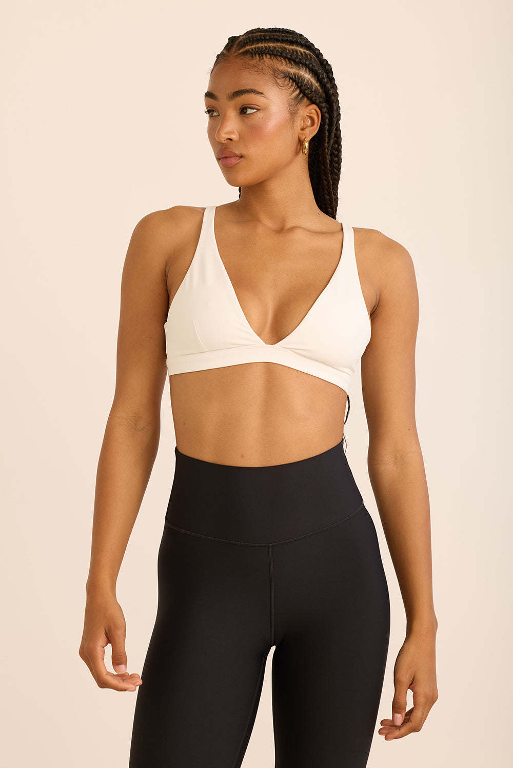 טופ בגזרת וי - גזרה פחות מכסה ולכן פחות מתאימה לבעלות חזה גדול, בשילוב ריפוד נשלף, לוגו z בצד הפריט, טופ מקולקציית core 2.0 בגוון לבן.