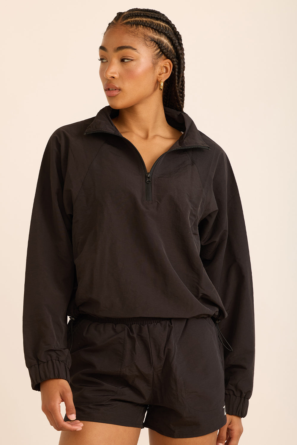 ג׳קט חצי רוכסן מבד ניילון מקולקציית core 2.0 בגוון שחור