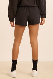 שורט מבד ניילון בשילוב טייץ פנימי קצר, שרוכי קשירה וכיסים צדדים בגוון שחור