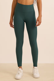 טייץ מבד 4 כיוונים בגזרה גבוהה מסדרת CORE 2.0 , בגוון ירוק.