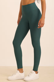 טייץ מבד 4 כיוונים בגזרה גבוהה מסדרת CORE 2.0 , בגוון ירוק.