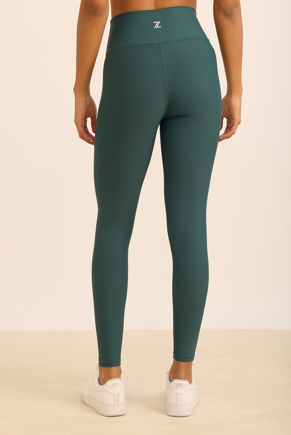 טייץ מבד 4 כיוונים בגזרה גבוהה מסדרת CORE 2.0 , בגוון ירוק.