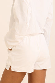 שורט מבד ניילון בשילוב טייץ פנימי קצר, שרוכי קשירה וכיסים צדדים בגוון לבן