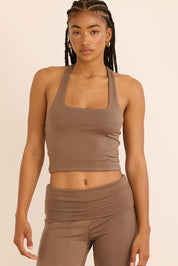 גופייה מבד comfy+ - מבד רך ונעים, הבד לא מנדף זיעה או מחטב. הגופייה ללא ריפוד נשלף וללא שכבה פנימית. גוון חום קאמל.