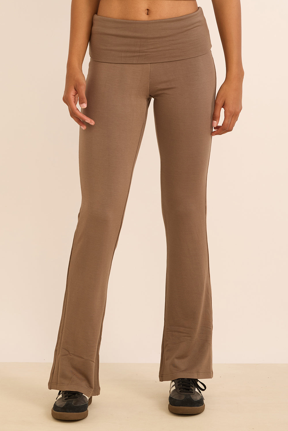 מכנס מתרחב מבד comfy+ מהסדרה של עינב כהן, חגורה גבוהה אשר ניתנת לקיפול, הדגם מיועד ליום-יום, ולא לאימונים, אינו מנדף זיעה ואינו מחטב. גוון קאמל-חום