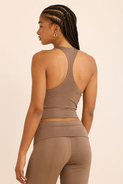 גופייה מבד comfy+ - מבד רך ונעים, הבד לא מנדף זיעה או מחטב. הגופייה ללא ריפוד נשלף וללא שכבה פנימית. גוון חום קאמל.