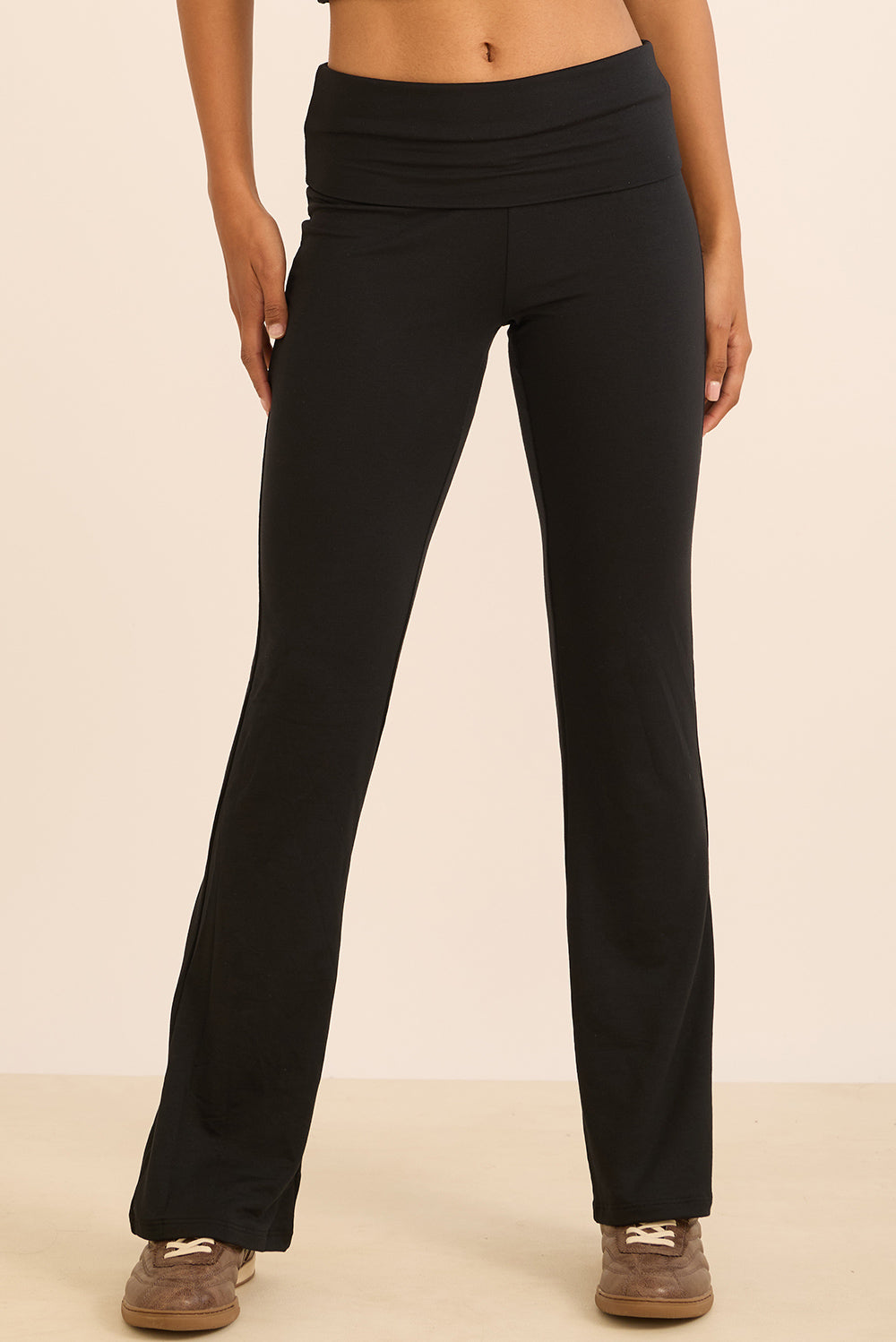 מכנס מתרחב מבד comfy+ מהסדרה של עינב כהן, חגורה גבוהה אשר ניתנת לקיפול, הדגם מיועד ליום-יום, ולא לאימונים, אינו מנדף זיעה ואינו מחטב. גוון שחור