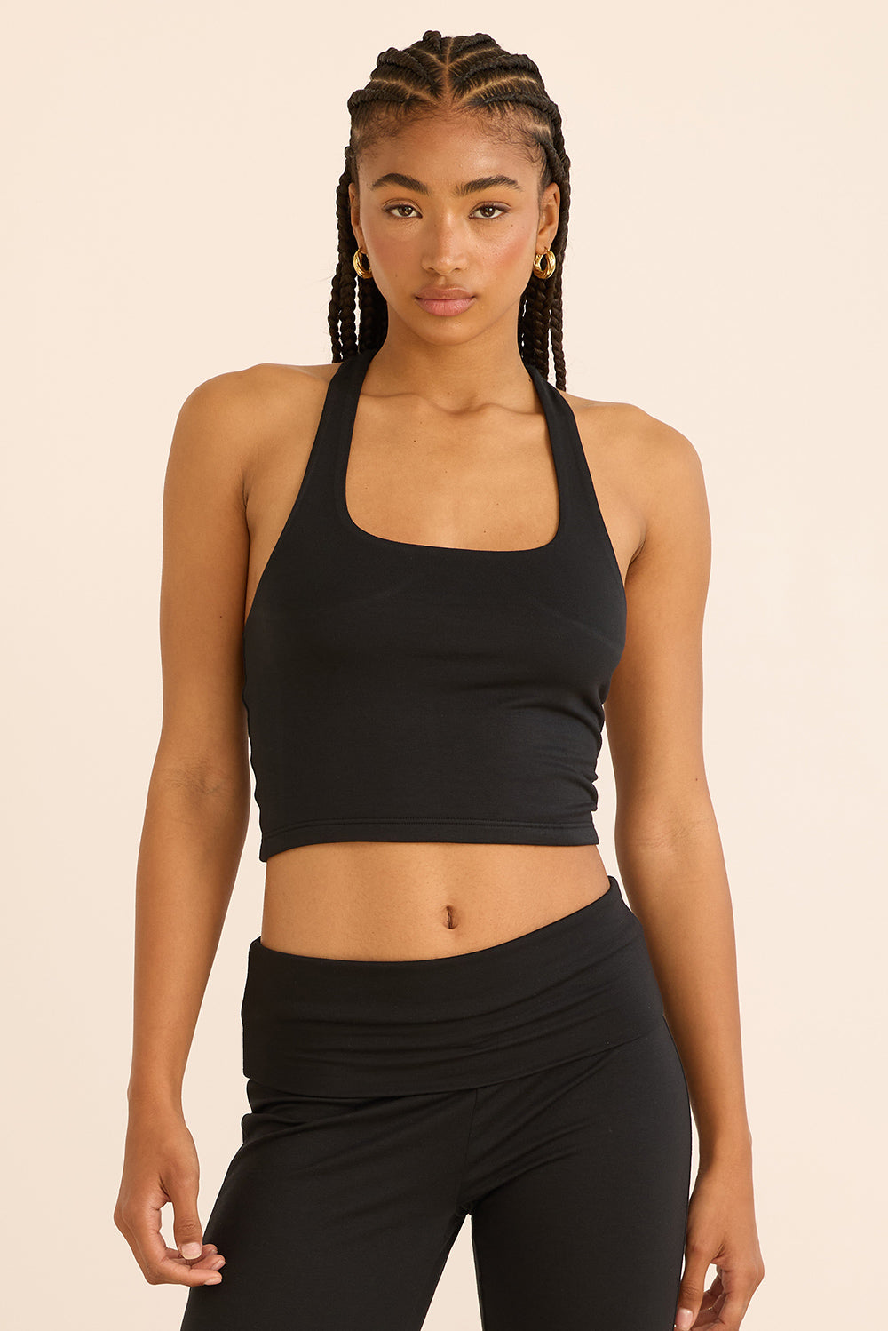 גופייה מבד comfy+ - מבד רך ונעים, הבד לא מנדף זיעה או מחטב. הגופייה ללא ריפוד נשלף וללא שכבה פנימית. גוון שחור.