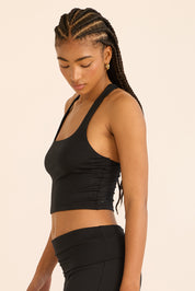 גופייה מבד comfy+ - מבד רך ונעים, הבד לא מנדף זיעה או מחטב. הגופייה ללא ריפוד נשלף וללא שכבה פנימית. גוון שחור.