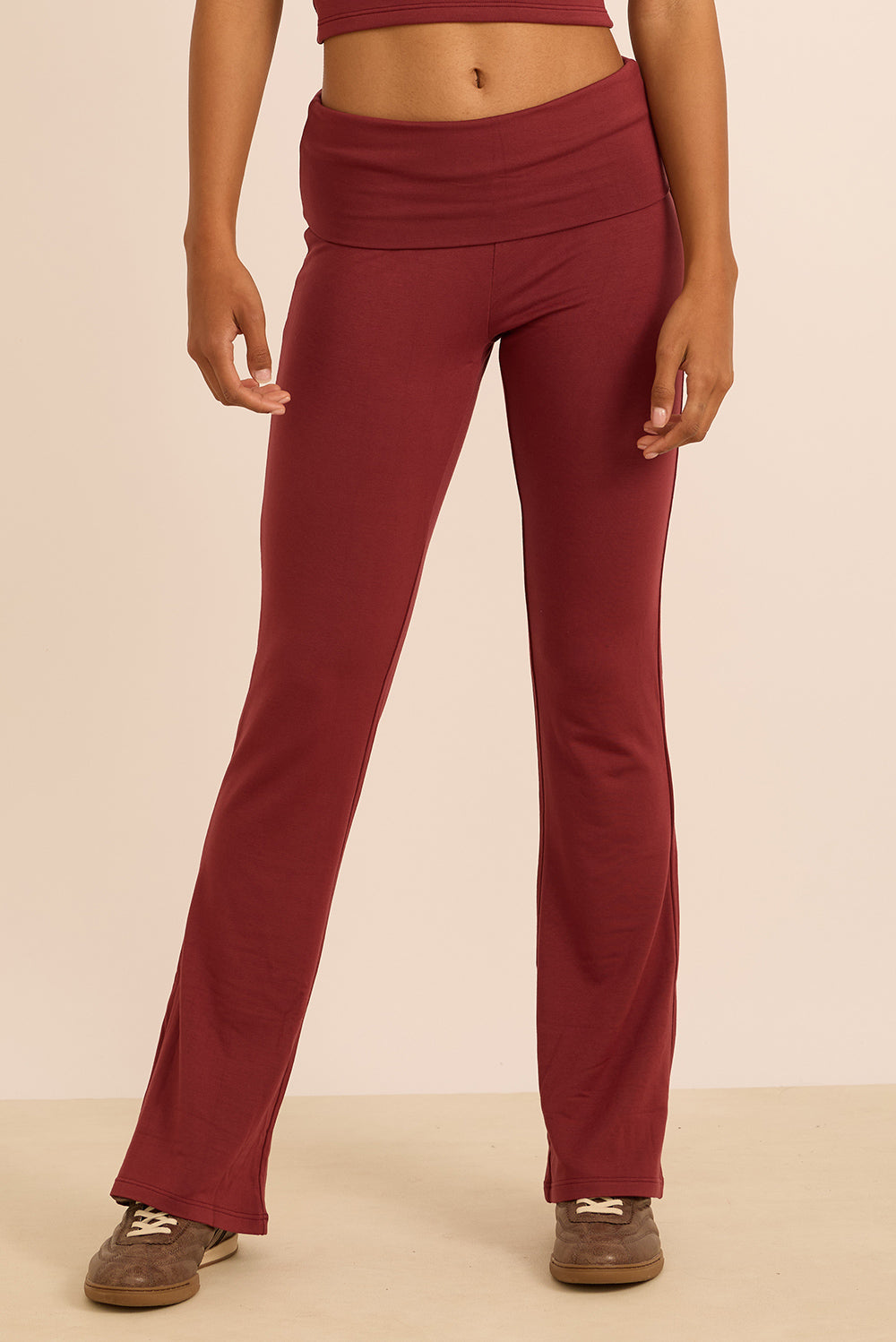 מכנס מתרחב מבד comfy+ מהסדרה של עינב כהן, חגורה גבוהה אשר ניתנת לקיפול, הדגם מיועד ליום-יום, ולא לאימונים, אינו מנדף זיעה ואינו מחטב. גוון בורדו