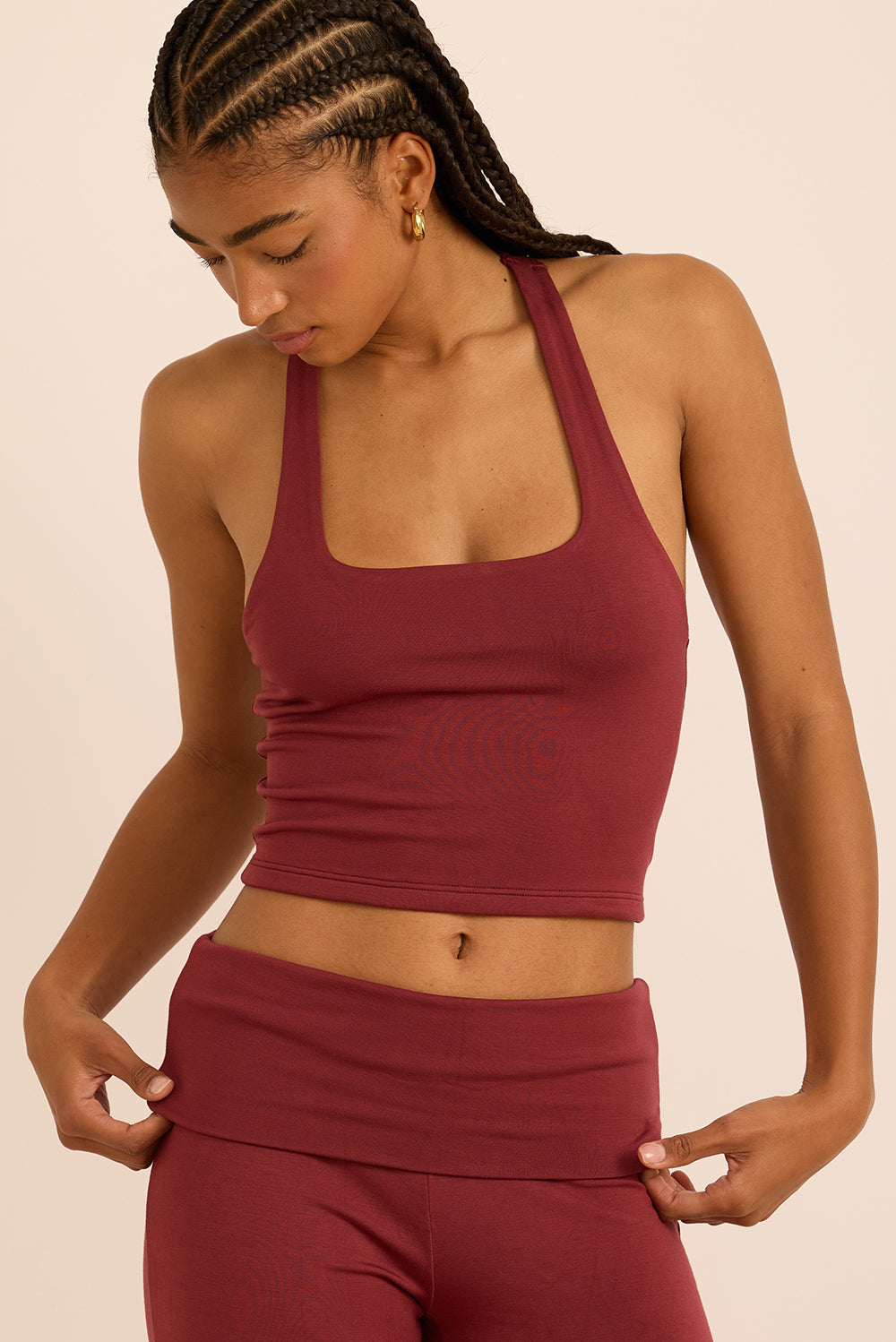 גופייה מבד comfy+ - מבד רך ונעים, הבד לא מנדף זיעה או מחטב. הגופייה ללא ריפוד נשלף וללא שכבה פנימית. גוון בורדו.