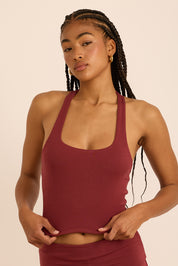 גופייה מבד comfy+ - מבד רך ונעים, הבד לא מנדף זיעה או מחטב. הגופייה ללא ריפוד נשלף וללא שכבה פנימית. גוון בורדו.