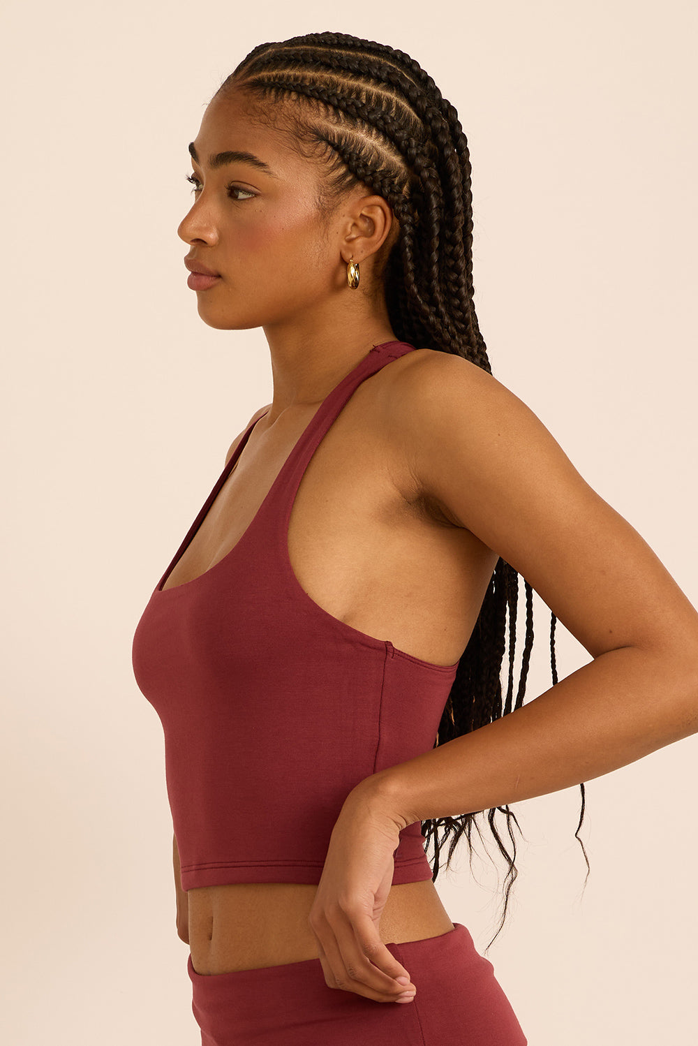 גופייה מבד comfy+ - מבד רך ונעים, הבד לא מנדף זיעה או מחטב. הגופייה ללא ריפוד נשלף וללא שכבה פנימית. גוון בורדו.