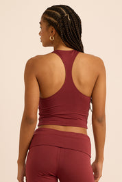 גופייה מבד comfy+ - מבד רך ונעים, הבד לא מנדף זיעה או מחטב. הגופייה ללא ריפוד נשלף וללא שכבה פנימית. גוון בורדו.