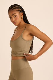 גופיית ספורט מבד 4 כיוונים, בשילוב ריפוד נשלף, בגוון חאקי מהסדרה של עינב כהן .