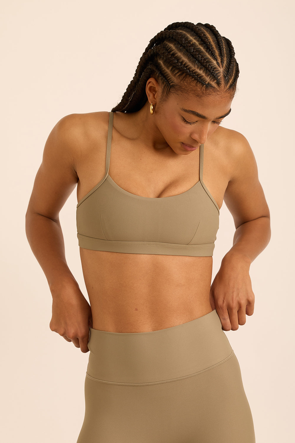 טופ מבד 4 כיוונים בשילוב רצועות מתכוונות, וריפוד נשלף בגוון חאקי, מהסדרה בעיצובה של עינב כהן