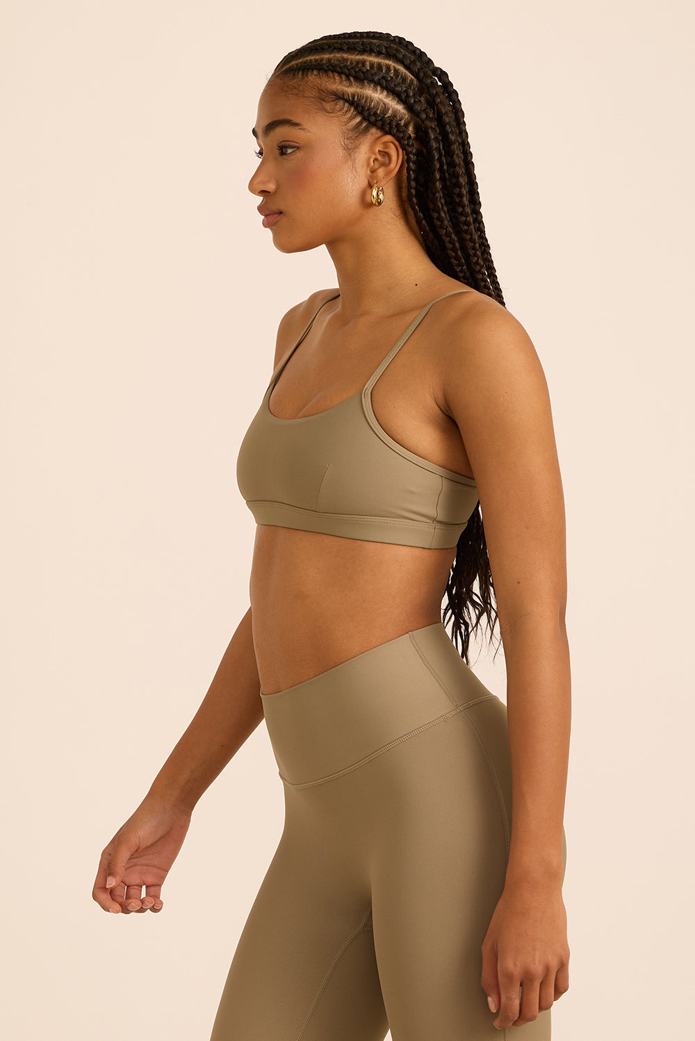 טופ מבד 4 כיוונים בשילוב רצועות מתכוונות, וריפוד נשלף בגוון חאקי, מהסדרה בעיצובה של עינב כהן