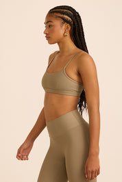 טופ מבד 4 כיוונים בשילוב רצועות מתכוונות, וריפוד נשלף בגוון חאקי, מהסדרה בעיצובה של עינב כהן