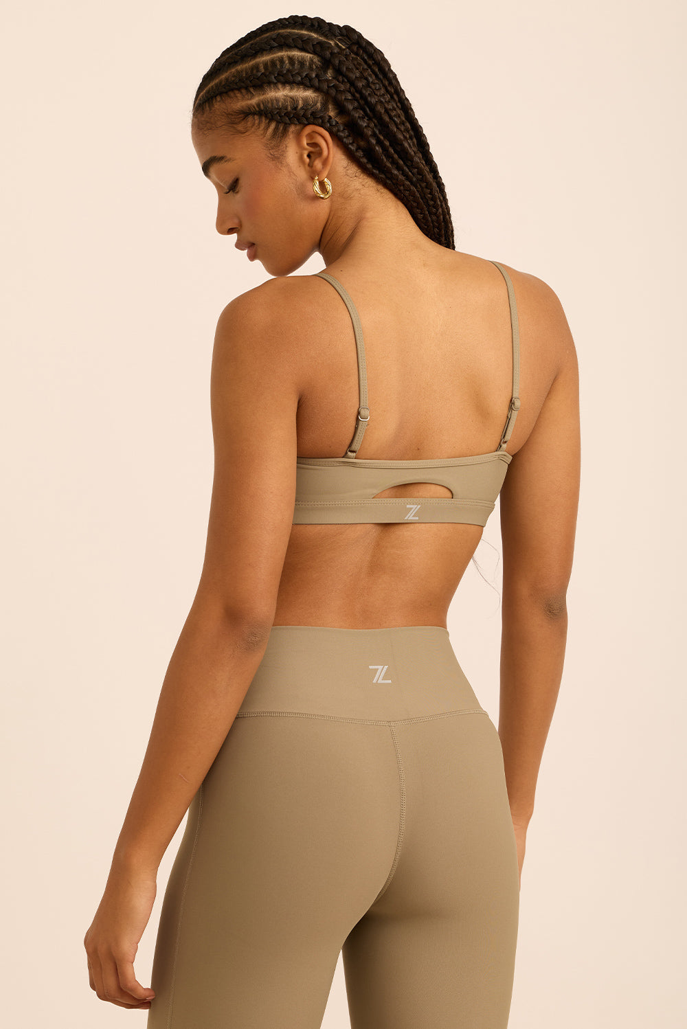 טופ מבד 4 כיוונים בשילוב רצועות מתכוונות, וריפוד נשלף בגוון חאקי, מהסדרה בעיצובה של עינב כהן