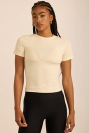 חולצת בייסיק מבד כותנה, שרוול קצר, צווארון סגור, נעימה ובגוון שמנת/בלונד