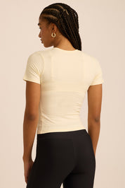 חולצת בייסיק מבד כותנה, שרוול קצר, צווארון סגור, נעימה ובגוון שמנת/בלונד