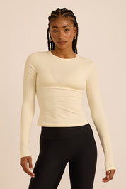 חולצת בייסיק מבד כותנה, שרוול ארוך, צווארון סגור, נעימה ובגוון שמנת (לא אטום)