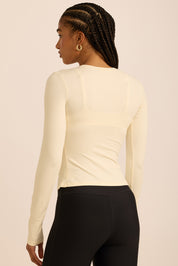 חולצת בייסיק מבד כותנה, שרוול ארוך, צווארון סגור, נעימה ובגוון שמנת (לא אטום)