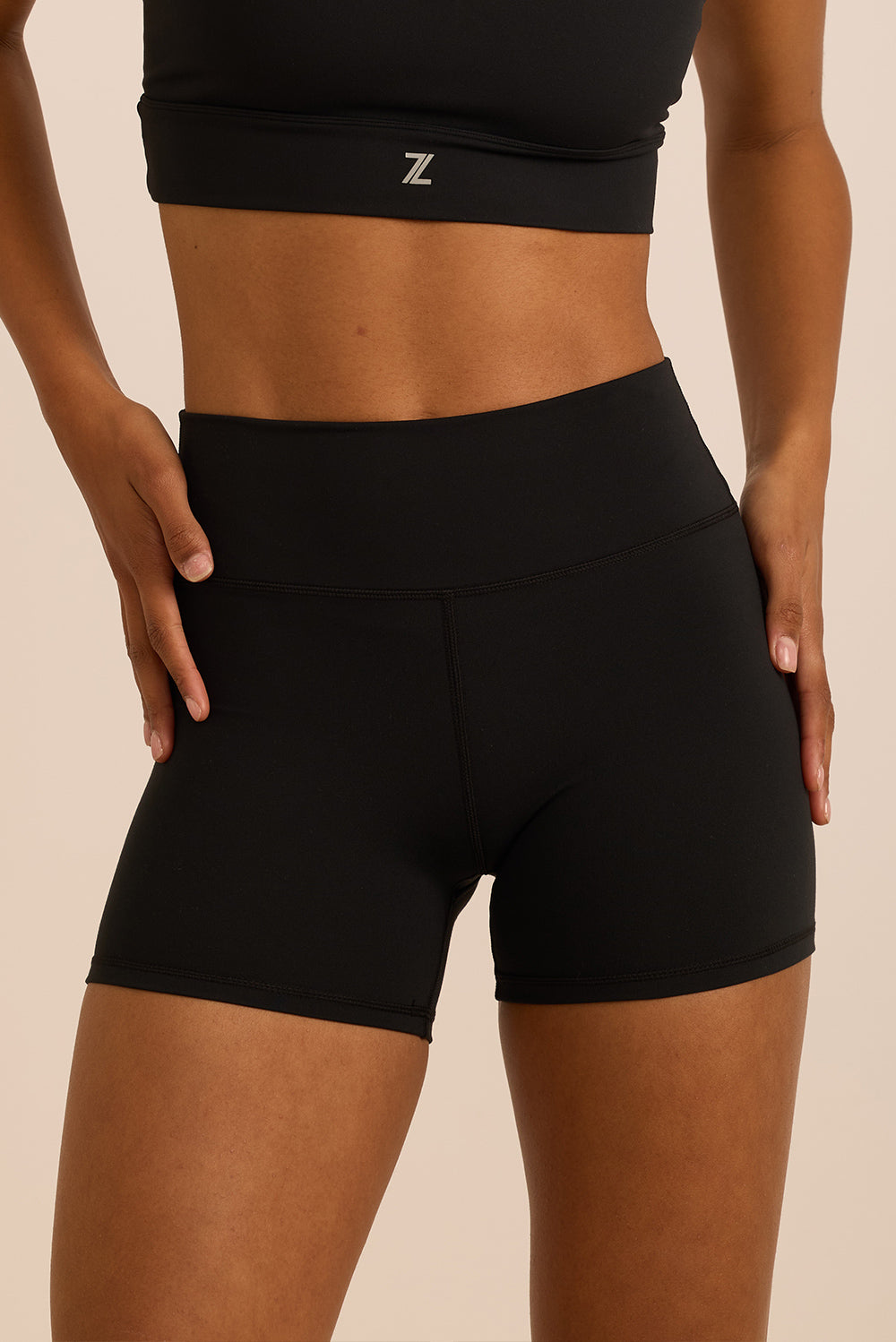 שורט מבד elevated polyamide בגוון שחור, חגורת אמצע