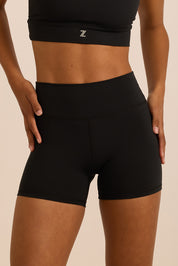 שורט מבד elevated polyamide בגוון שחור, חגורת אמצע