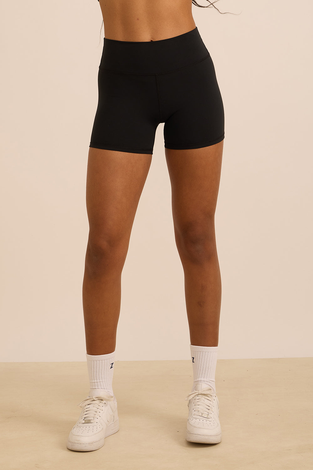 שורט מבד elevated polyamide בגוון שחור, חגורת אמצע