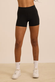 שורט מבד elevated polyamide בגוון שחור, חגורת אמצע