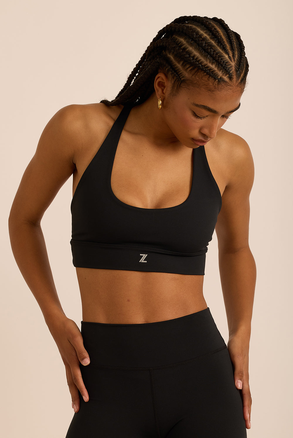 טופ מפתח עמוק מבד פוליאמיד, ללא פתח הכנסת ריפוד וללא ריפוד נשלף, בגוון שחור