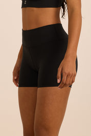 שורט מבד elevated polyamide בגוון שחור, חגורת אמצע