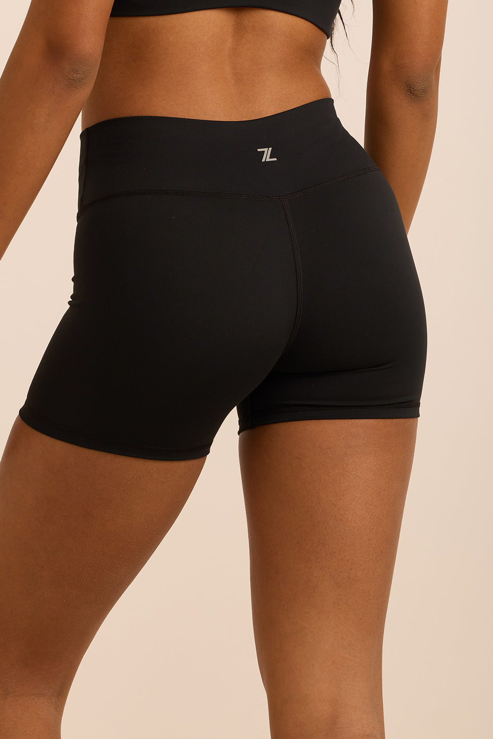 שורט מבד elevated polyamide בגוון שחור, חגורת אמצע