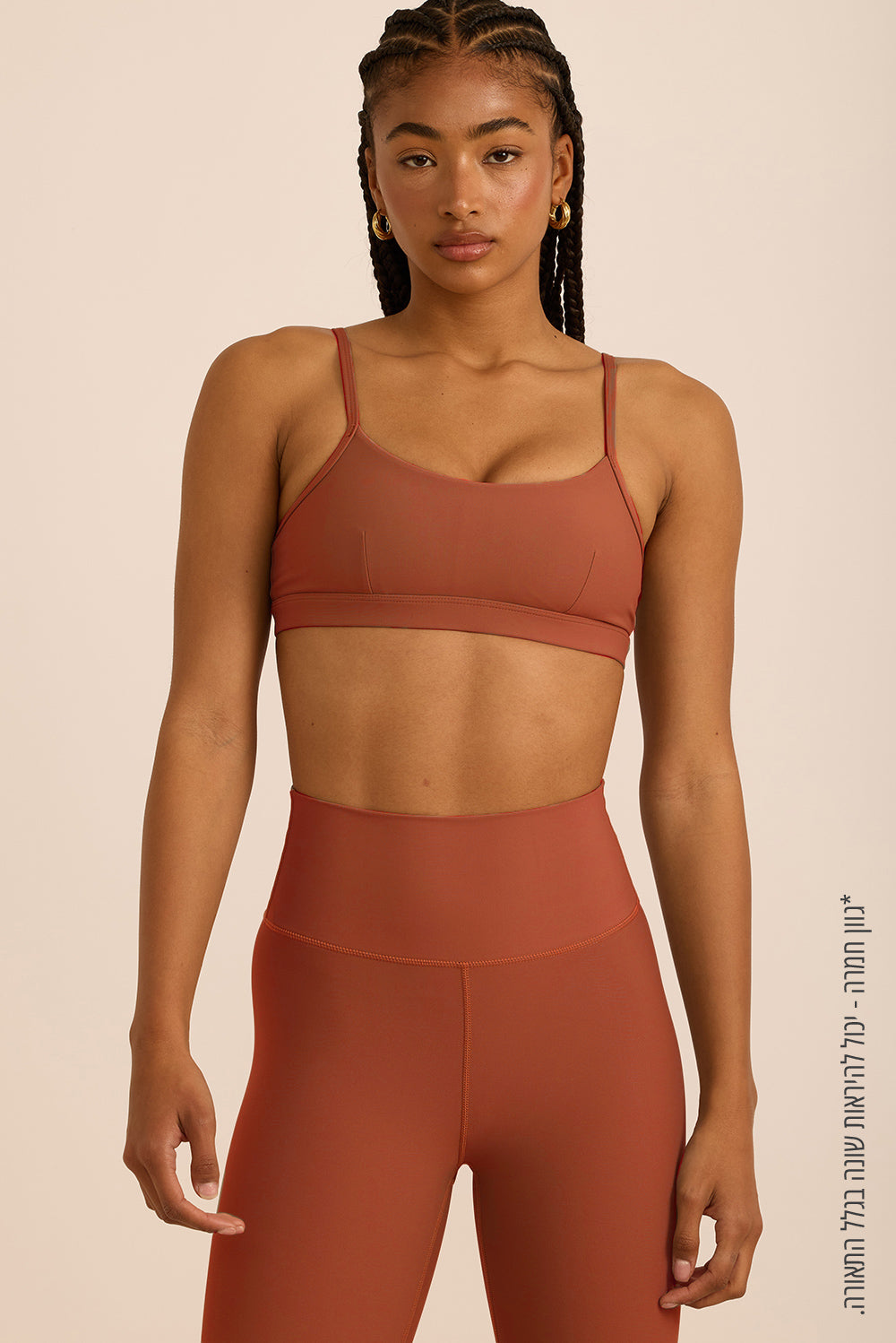 טופ מבד 4 כיוונים בשילוב רצועות מתכוונות, וריפוד נשלף בגוון חמרה, מהסדרה בעיצובה של עינב כהן