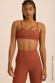 טופ מבד 4 כיוונים בשילוב רצועות מתכוונות, וריפוד נשלף בגוון חמרה, מהסדרה בעיצובה של עינב כהן