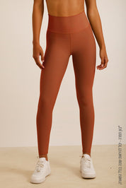 טייץ מבד 4 כיוונים בגזרה גבוהה, בגוון חמרה מהסדרה בעיצובה של עינב כהן