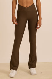 טייץ מתרחב מבד 4 כיוונים, חגורה בגזרת וי , הטייץ זמין לרכישה ב-2 אורכים, הארוך יותר מומלץ לגבוהות יותר, גוון חום.