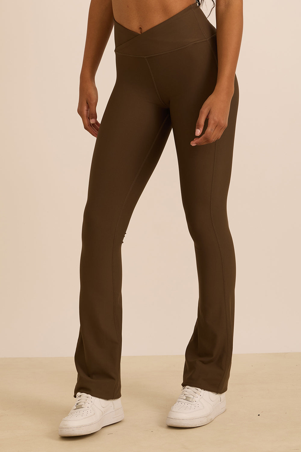 טייץ מתרחב מבד 4 כיוונים, חגורה בגזרת וי , הטייץ זמין לרכישה ב-2 אורכים, הארוך יותר מומלץ לגבוהות יותר, גוון חום.