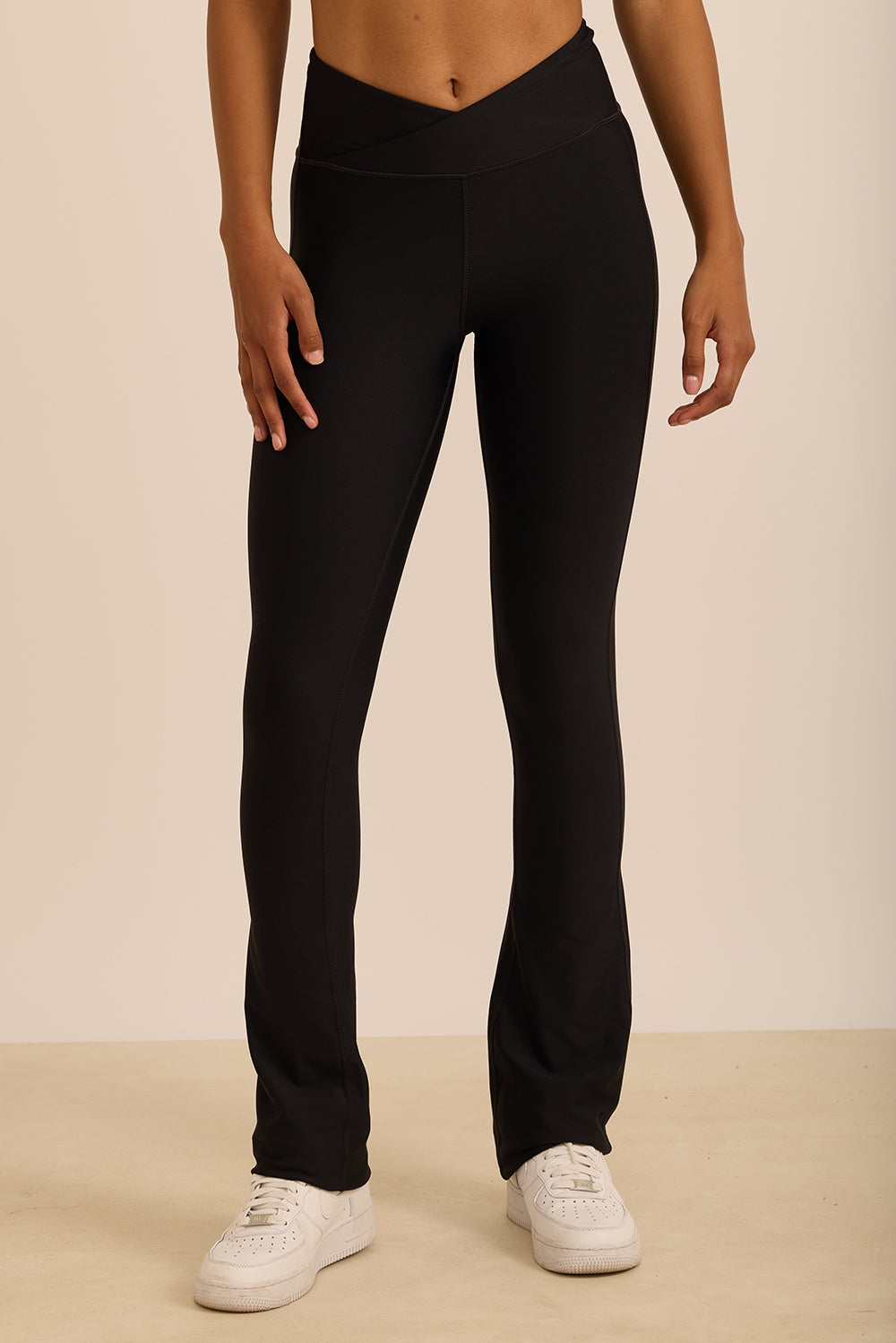 טייץ מתרחב מבד 4 כיוונים, חגורה בגזרת וי, הטייץ זמין לרכישה ב-2 אורכים, הארוך יותר מומלץ לגבוהות יותר, גוון שחור.