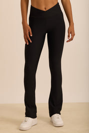 טייץ מתרחב מבד 4 כיוונים, חגורה בגזרת וי, הטייץ זמין לרכישה ב-2 אורכים, הארוך יותר מומלץ לגבוהות יותר, גוון שחור.