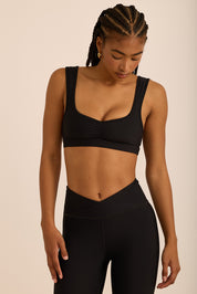 טופ מבד 4 כיוונים, עם כיווצים, מחשוף יותר פתוח בגוון שחור, הטופ ללא פתח להכנסת ריפוד וגם ללא ריפוד נשלף