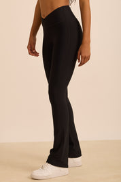 טייץ מתרחב מבד 4 כיוונים, חגורה בגזרת וי , הטייץ זמין לרכישה ב-2 אורכים, הארוך יותר מומלץ לגבוהות יותר, גוון שחור.