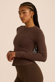 חולצת בייסיק מבד כותנה, שרוול ארוך, צווארון סגור, נעימה ובגוון חום